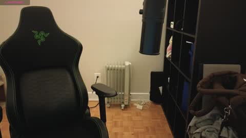 Snapshot of alexa_dream chatting on January 16, 2:41 am dont be afraid to click social media link its  working  just click on that  online show from January 16, 2:41 am