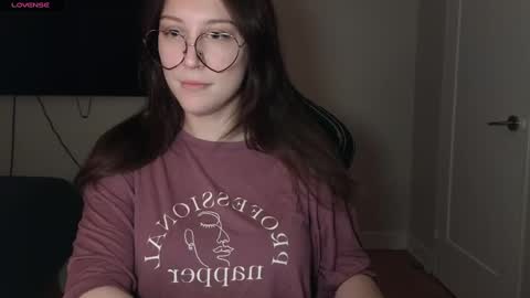 Snapshot of alexa_dream chatting on December 17, 12:45 am dont be afraid to click social media link its  working  just click on that  online show from December 17, 12:45 am