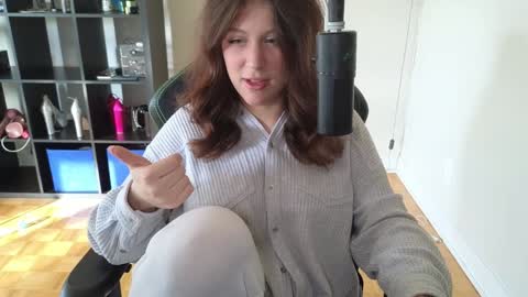 Snapshot of alexa_dream chatting on October 22, 8:14 pm dont be afraid to click social media link its  working  just click on that  online show from October 22, 8:14 pm