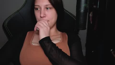 Snapshot of alexa_dream chatting on December 12, 9:04 pm dont be afraid to click social media link its  working  just click on that  online show from December 12, 9:04 pm