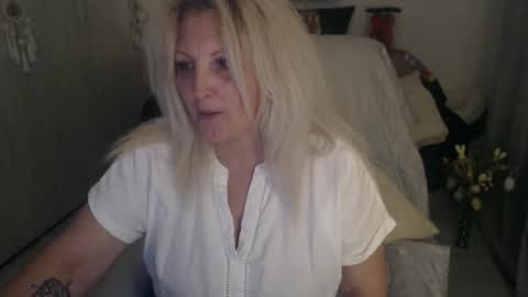 Jhoa online show from April 15, 9:48 pm