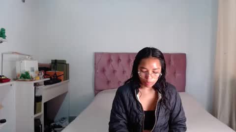 Snapshot of alia054 chatting on October 18, 12:52 pm Alia  online show from October 18, 12:52 pm