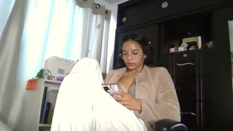 Snapshot of alia054 chatting on December 10, 2:28 pm Alia  online show from December 10, 2:28 pm