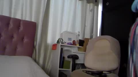 Snapshot of alia054 chatting on December 5, 12:44 pm Alia  online show from December 5, 12:44 pm