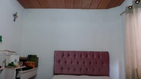 Snapshot of alia054 chatting on October 25, 12:02 pm Alia  online show from October 25, 12:02 pm