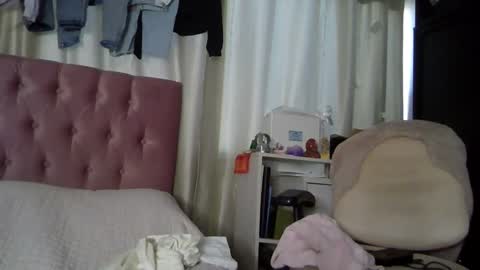 Snapshot of alia054 chatting on December 3, 12:38 pm Alia  online show from December 3, 12:38 pm