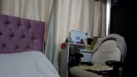 Snapshot of alia054 chatting on December 9, 1:02 pm Alia  online show from December 9, 1:02 pm