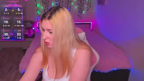 Snapshot of alice___miss chatting on December 13, 7:43 pm Alice Miss online show from December 13, 7:43 pm