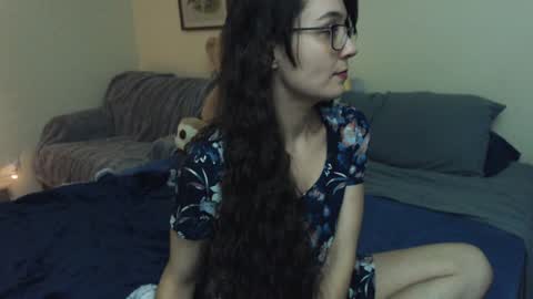 Snapshot of alice_asks chatting on December 10, 5:39 am Alice Asks online show from December 10, 5:39 am