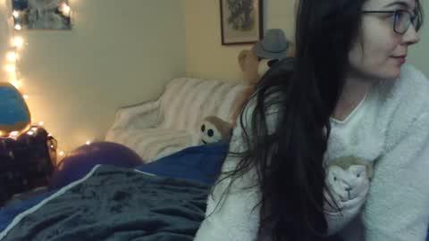 Snapshot of alice_asks chatting on December 25, 2:14 am Alice Asks online show from December 25, 2:14 am