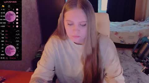 Snapshot of alice_dreamgirl_ chatting on December 17, 10:12 am Alice 3 online show from December 17, 10:12 am