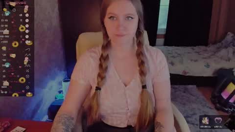 Snapshot of alice_dreamgirl_ chatting on December 23, 12:08 pm Alice 3 online show from December 23, 12:08 pm