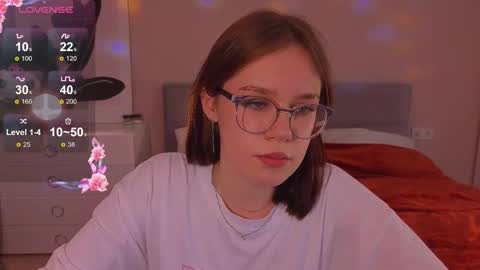 Snapshot of alice_miiiller chatting on October 16, 7:55 am Alice online show from October 16, 7:55 am