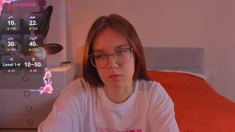 Snapshot of alice_miiiller chatting on October 17, 4:32 pm Alice online show from October 17, 4:32 pm