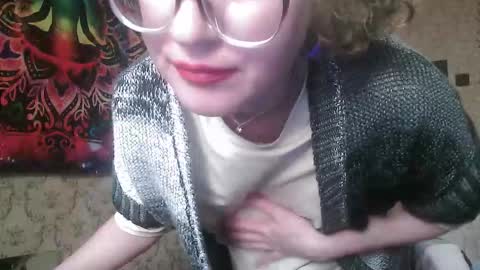 Snapshot of alice_peach chatting on September 17, 2:37 pm bigclit daddy squirt bigdildo fit online show from September 17, 2:37 pm