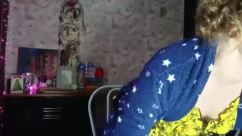 Snapshot of alice_peach chatting on December 28, 11:30 am bigclit daddy squirt bigdildo fit online show from December 28, 11:30 am