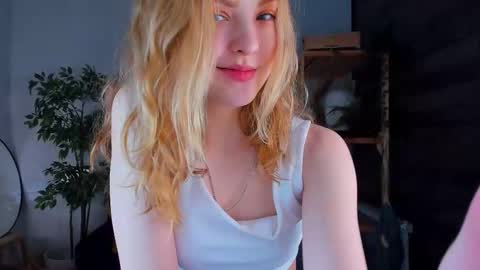 Snapshot of alice_tucci chatting on February 20, 1:40 pm Alice  online show from February 20, 1:40 pm