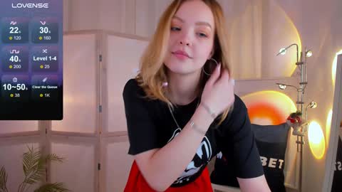 Snapshot of alice_tucci chatting on December 5, 1:49 pm Alice  online show from December 5, 1:49 pm