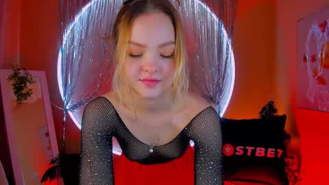 Snapshot of alice_tucci chatting on December 20, 1:43 pm Alice  online show from December 20, 1:43 pm