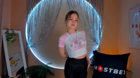 Snapshot of alice_tucci chatting on December 9, 1:45 pm Alice  online show from December 9, 1:45 pm