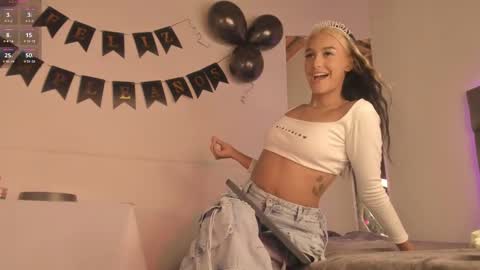 Snapshot of aliceclark__ chatting on October 4, 5:50 pm Alice  online show from October 4, 5:50 pm