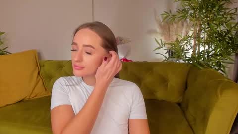 Mia online show from November 12, 2:31 am