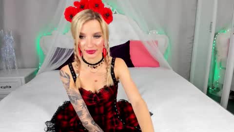 Snapshot of alina_lovelyx chatting on October 31, 1:29 am Alina online show from October 31, 1:29 am