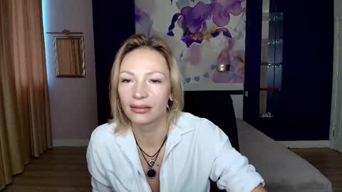 Snapshot of alinamoor chatting on October 22, 5:56 am AlinaMoor online show from October 22, 5:56 am