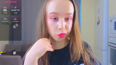 Snapshot of alise_kitty chatting on February 16, 10:43 am alise online show from February 16, 10:43 am