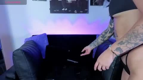 alison_wynter online show from April 18, 4:04 am