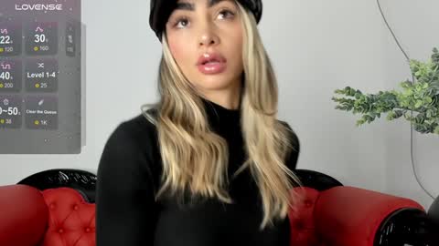Alisson Domit  online show from December 31, 1:52 pm