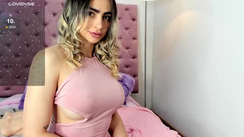 Alisson Domit  online show from February 7, 3:19 pm