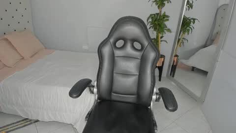 Snapshot of alix_18 chatting on October 29, 11:47 am alix_18 online show from October 29, 11:47 am