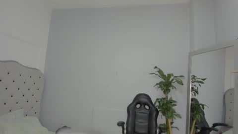 Snapshot of alix_18 chatting on October 23, 11:27 am alix_18 online show from October 23, 11:27 am