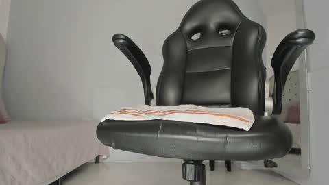 Snapshot of alix_18 chatting on September 28, 11:59 am alix_18 online show from September 28, 11:59 am