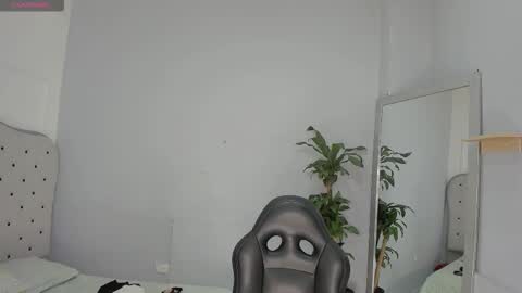 Snapshot of alix_18 chatting on October 25, 11:18 am alix_18 online show from October 25, 11:18 am