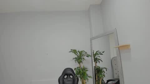 Snapshot of alix_18 chatting on October 18, 11:13 am alix_18 online show from October 18, 11:13 am