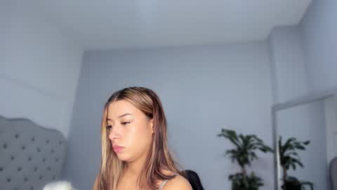 Snapshot of alix_18 chatting on October 14, 11:13 am alix_18 online show from October 14, 11:13 am