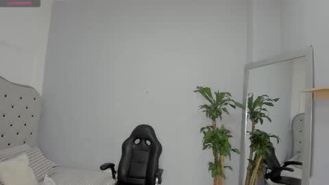 Snapshot of alix_18 chatting on October 11, 11:14 am alix_18 online show from October 11, 11:14 am