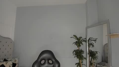 Snapshot of alix_18 chatting on October 6, 11:27 am alix_18 online show from October 6, 11:27 am