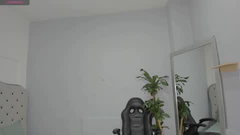 Snapshot of alix_18 chatting on October 31, 11:25 am alix_18 online show from October 31, 11:25 am