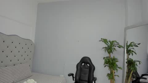 Snapshot of alix_18 chatting on October 12, 11:45 am alix_18 online show from October 12, 11:45 am