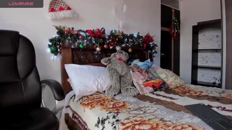 Snapshot of alizmarias chatting on December 21, 7:27 pm Andrea..... online show from December 21, 7:27 pm