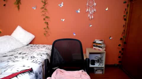 Snapshot of allierose_ chatting on October 17, 8:23 pm Allie  online show from October 17, 8:23 pm