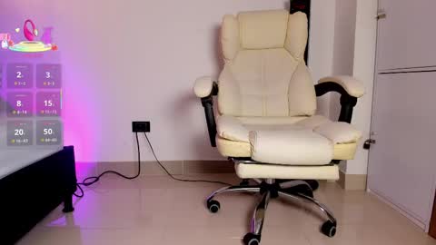 Snapshot of allisonroberts_ chatting on October 6, 7:40 pm Alli  online show from October 6, 7:40 pm