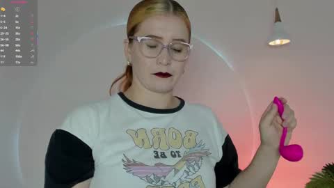 Snapshot of allisonroberts_ chatting on October 28, 11:05 am Alli  online show from October 28, 11:05 am