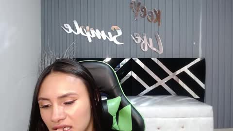Snapshot of allisson_a chatting on December 14, 8:23 am Allisson online show from December 14, 8:23 am