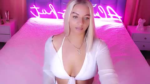 Snapshot of allwayshottt chatting on October 9, 2:37 am AlwaysHot online show from October 9, 2:37 am