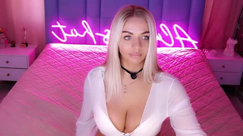 AlwaysHot online show from April 4, 2:32 am