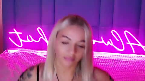 Snapshot of allwayshottt chatting on October 23, 2:39 am AlwaysHot online show from October 23, 2:39 am